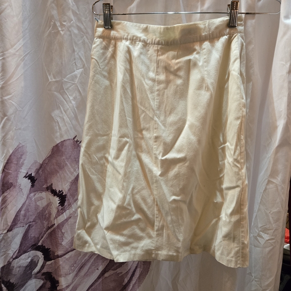 Elegant Cream Skirt - Picture 6 of 6